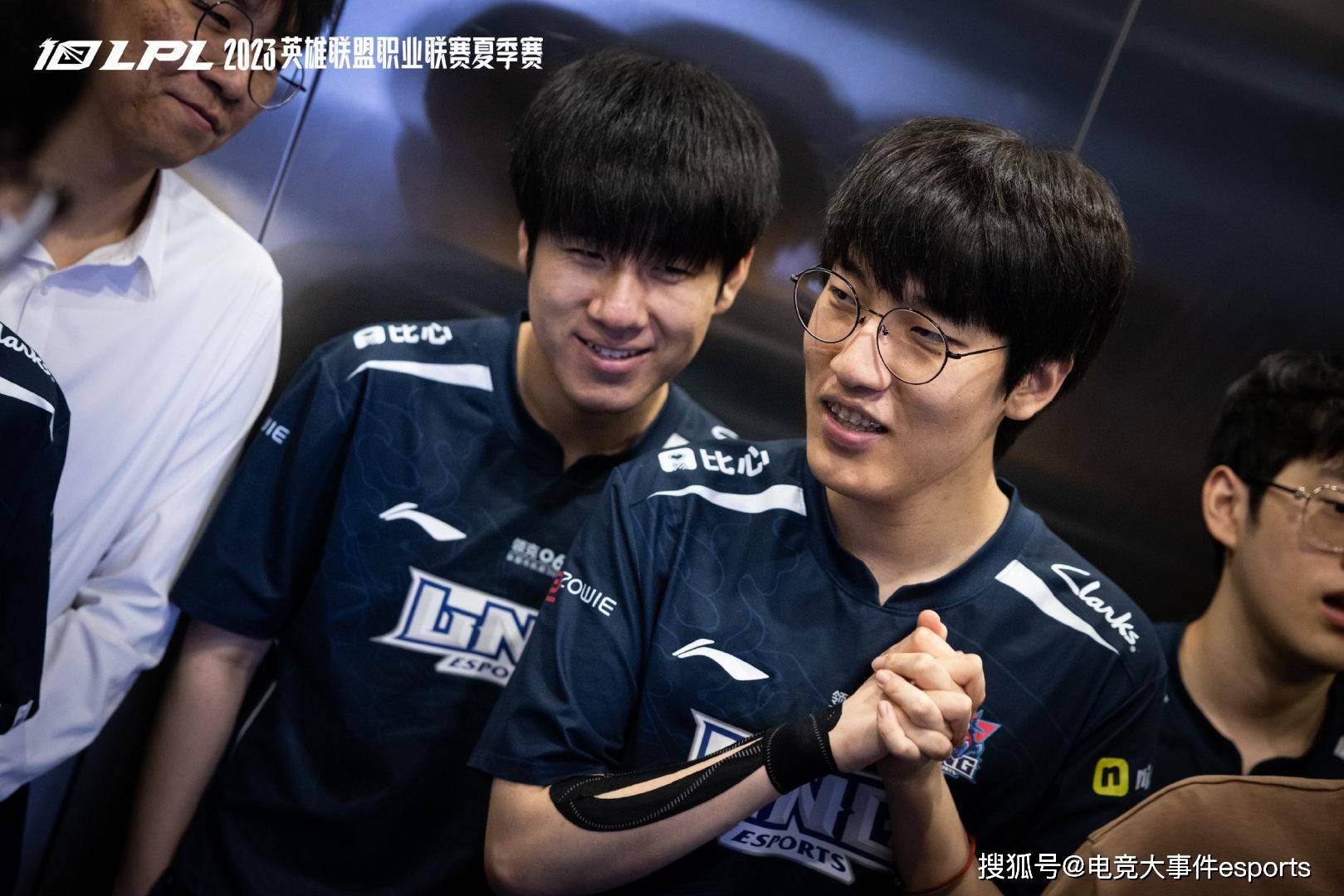 V5险胜TeamWE,Scout制霸全场 V5险胜TeamWE,Scout制霸全场