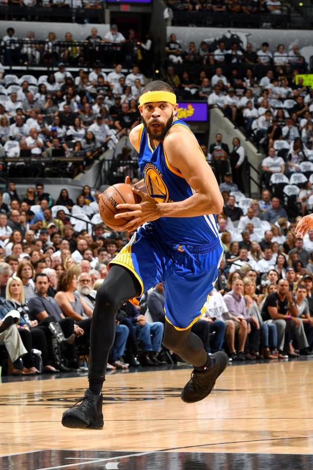 雷纳特球员防守铜墙铁壁，稳守胜利