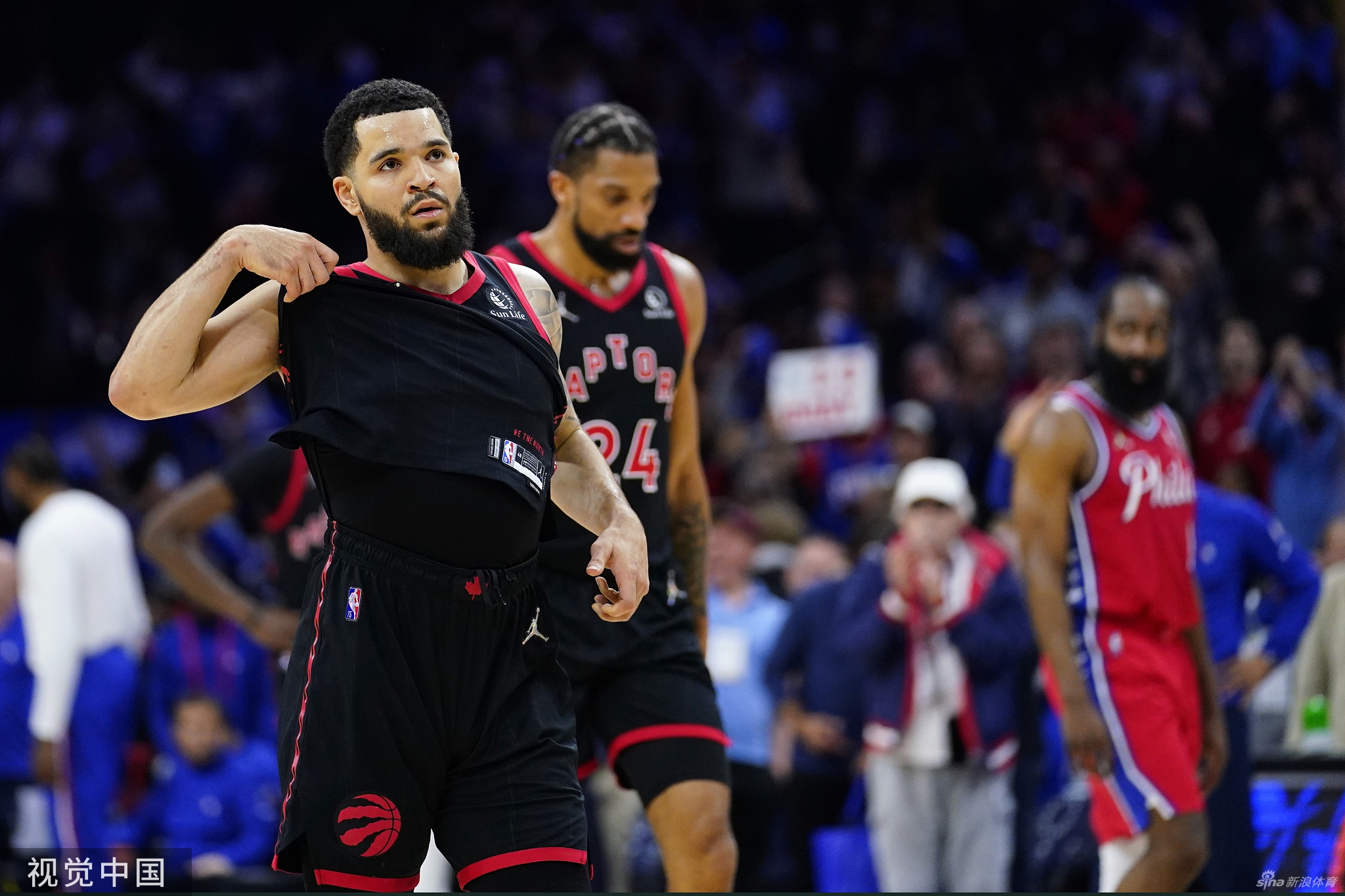 开云平台-关于猛龙队晋级季后赛,球迷振奋欢呼的信息