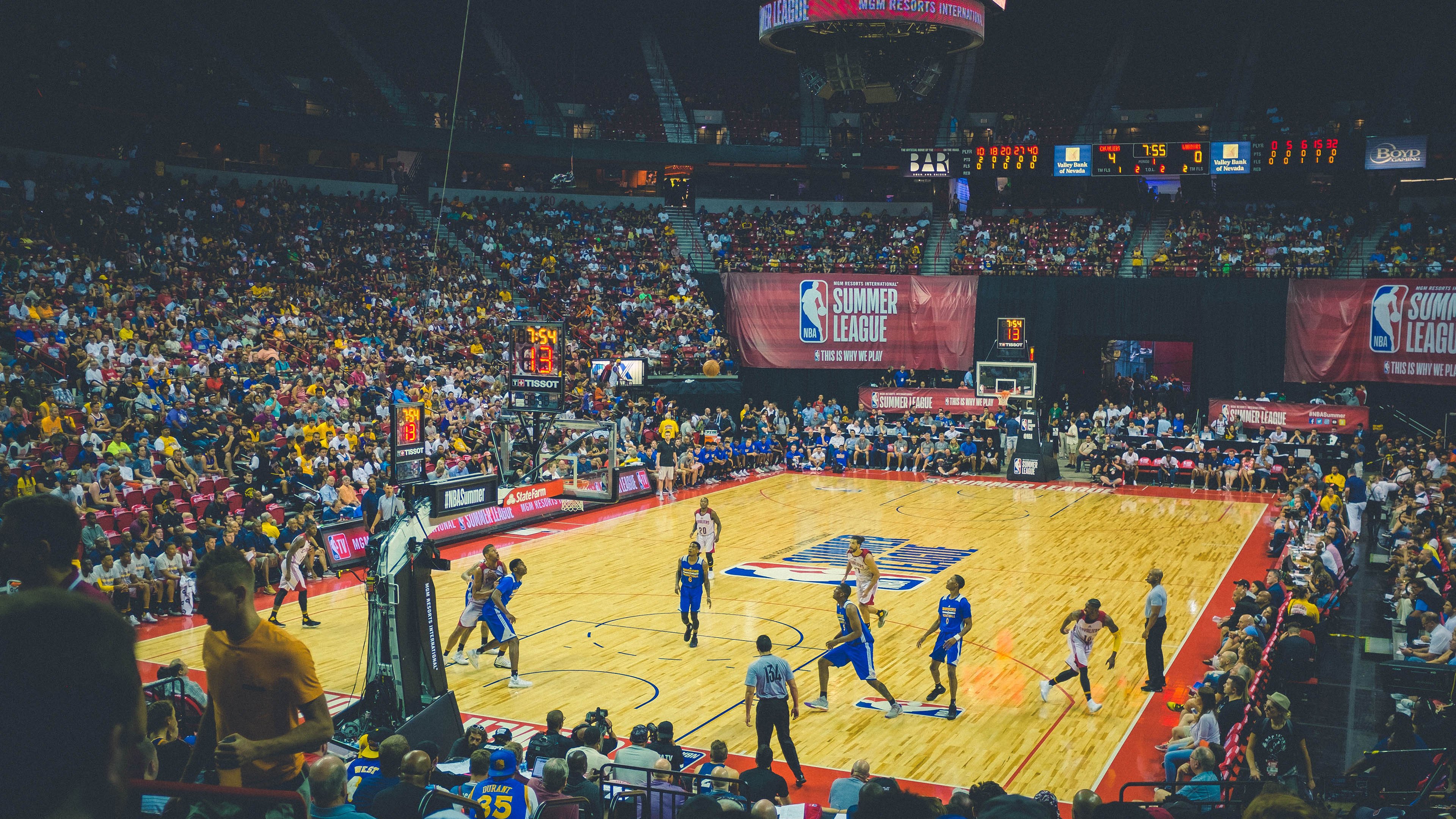 武切维奇禁区称霸，湖人战术铁幕封锁国王