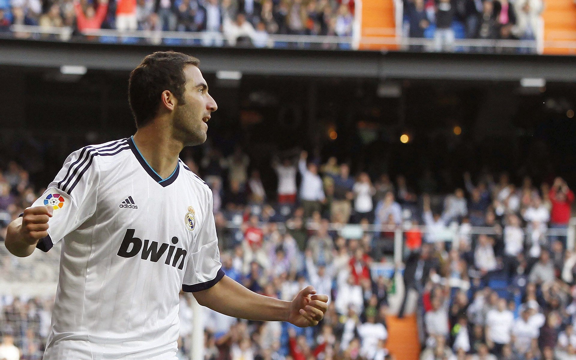 梅赛德斯完胜阿斯顿马丁，汉密尔顿关键制胜，策略与意志的经典演绎