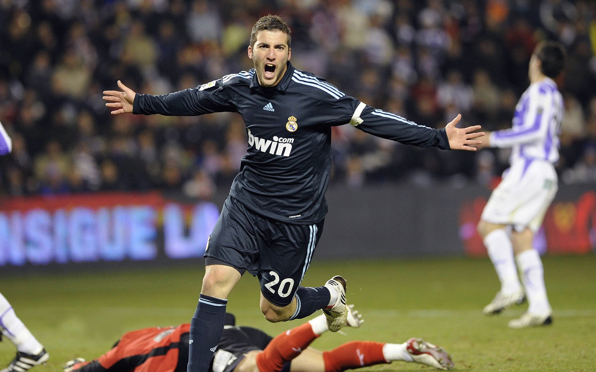 开云体育下载-威廉姆斯险胜索伯车队，维斯塔潘统治全场